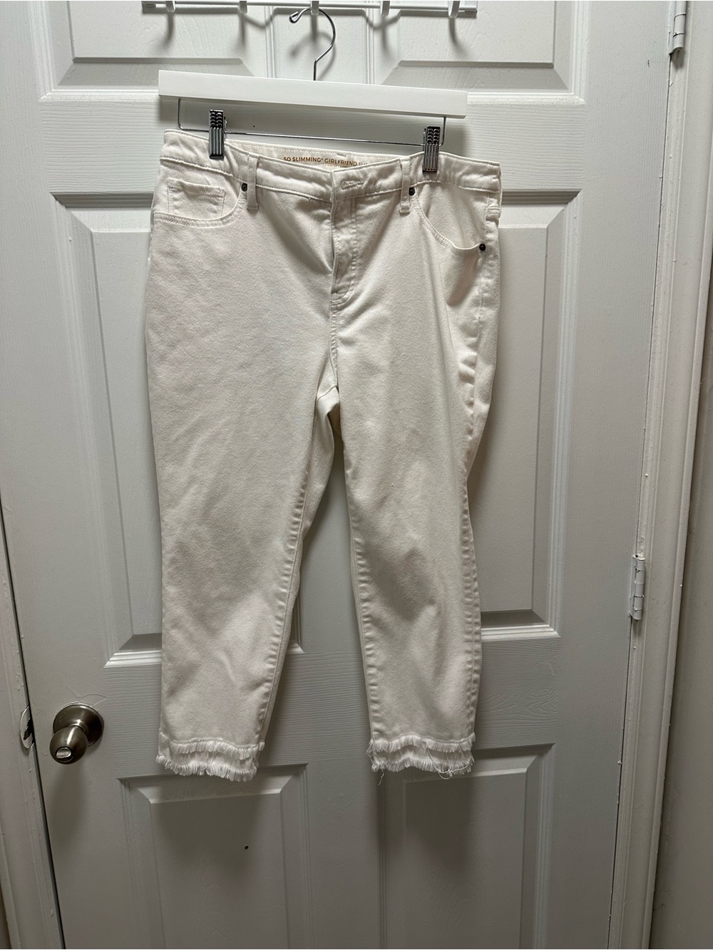 Chico's Girlfriend Slimming Cream Cropped White Frayed-Hem Jeans 1.5P (10P)